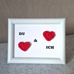 Kleines Bild "DU & ICH" mit gehäkelten Herzen zum Hochzeitstag
