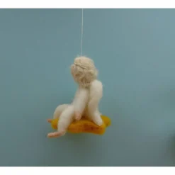 kleines gefilzte Engelchen auf Stern