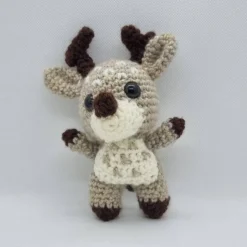 Kleines gehäkeltes Rentier zur Dekoration