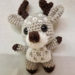 Kleines gehäkeltes Rentier zur Dekoration