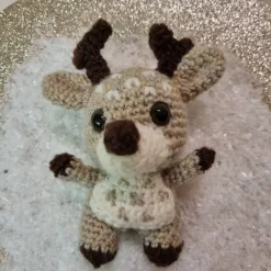 Kleines gehäkeltes Rentier zur Dekoration