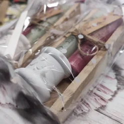 Kleines Geschenkset Stabkerzen (kurz) mit Kerzenhalter auf Holzklötzchen