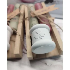 Kleines Geschenkset Stabkerzen (kurz) mit Kerzenhalter auf Holzklötzchen