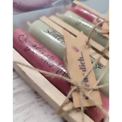 Kleines Geschenkset Stabkerzen (kurz) mit Kerzenhalter auf Holzklötzchen