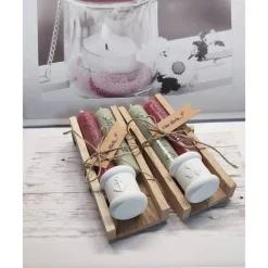 Kleines Geschenkset Stabkerzen (kurz) mit Kerzenhalter auf Holzklötzchen