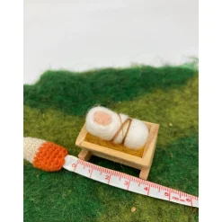 Kleines Jesuskind in der Krippe, Filzkrippe, Krippenfiguren aus Wollfilz