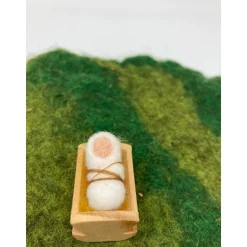 Kleines Jesuskind in der Krippe, Filzkrippe, Krippenfiguren aus Wollfilz