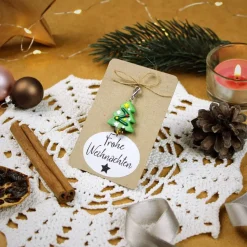 Kleines Weihnachtsgeschenk – Glas Tannenbaum Anhänger mit Karabiner auf Karte