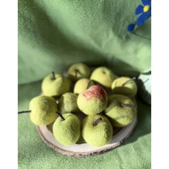 Knackige Äpfel aus der echten Wolle in grün oder rot gefilzter Apfel