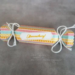 Knallbonbon-Schachtel ~ Text:Überraschung ~ Streifenmuster ~ ca. 13 x 3 cm (befüllbar: ca. 8x3cm)