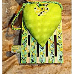 Künstlerische Wanddekoration FRÜHLINGSHERZERL Herzkissen auf einer Mini-Palette aus Holz Geldgeschenk