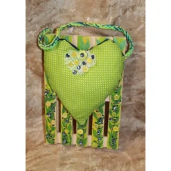 Künstlerische Wanddekoration FRÜHLINGSHERZERL Herzkissen auf einer Mini-Palette aus Holz Geldgeschenk