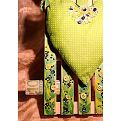 Künstlerische Wanddekoration FRÜHLINGSHERZERL Herzkissen auf einer Mini-Palette aus Holz Geldgeschenk