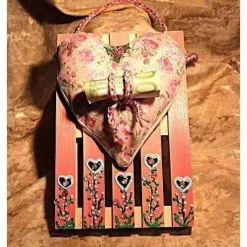 Künstlerische Wanddekoration ROSENHERZERL Herzkissen auf einer Mini-Palette aus Holz Geldgeschenk