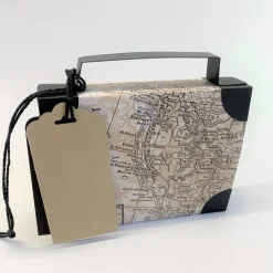 Koffer aus Karton – Handgemachte Geschenkverpackung für Urlaub, Reisegutschein oder Geldgeschenk (15x11x3,5cm)