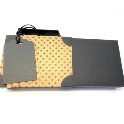 Koffer aus Karton – Handgemachte Geschenkverpackung für Urlaub, Reisegutschein oder Geldgeschenk (12x9x3,5cm)