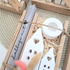 Kollegin Kollege mit Herz Geschenkset Dankeschön Häuser / Lichthäuser Kerzenhalter rund Kerzenset Holzbox Stabkerze