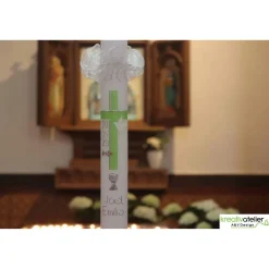 Kommunionkerze Kreuz grün-silber mit Taube, Fisch und Kelch, handverziert, Kommunionkerze Jungen und Mädchen, personalis