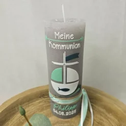 Kommunionkerze Rustikkerze Grau mit Segelboot und christlichen Symbolen