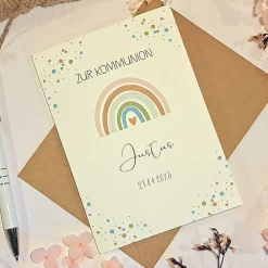 Kommunionskarte personalisiert für Jungen – Glückwunschkarte Erstkommunion mit Name & Datum – Regenbogen Design