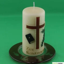 Konfirmationskerze in Elfenbein mit braunem Kreuz & Bibel – Optional mit Konfirmationsspruch
