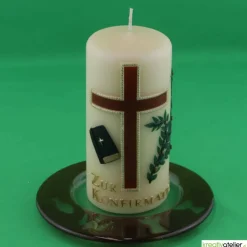Konfirmationskerze in Elfenbein mit braunem Kreuz & Bibel – Optional mit Konfirmationsspruch