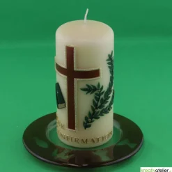 Konfirmationskerze in Elfenbein mit braunem Kreuz & Bibel – Optional mit Konfirmationsspruch
