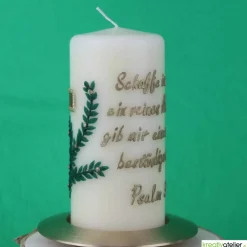 Konfirmationskerze in Elfenbein mit braunem Kreuz & Bibel – Optional mit Konfirmationsspruch