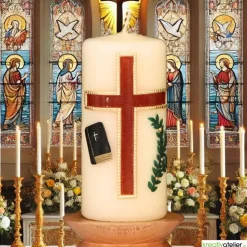 Konfirmationskerze in Elfenbein mit braunem Kreuz & Bibel – Optional mit Konfirmationsspruch