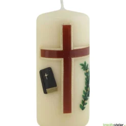 Konfirmationskerze in Elfenbein mit braunem Kreuz & Bibel – Optional mit Konfirmationsspruch