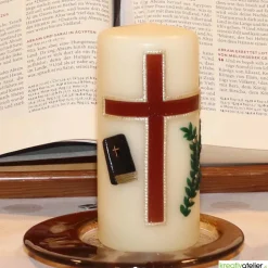 Konfirmationskerze in Elfenbein mit braunem Kreuz & Bibel – Optional mit Konfirmationsspruch