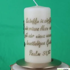 Konfirmationskerze in Elfenbein mit braunem Kreuz & Bibel – Optional mit Konfirmationsspruch