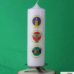 Konfirmationskerze Markus – Weiße Kerze mit drei Kacheln und christlichen Symbolen Licht, Kelch und Fisch