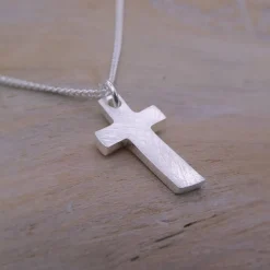 Kreuz "Kleiner Vitus" in Silber inkl. Gravur und Kette, Silberkreuz als Geschenk für Kommunion oder Konfirmation