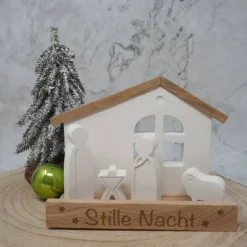 Krippe aus Holz und Raysin