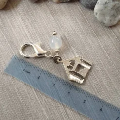 'Krippe to go' Anhänger mit Friedensachatperle – handlicher Krippenstall aus Metall