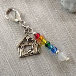 'Krippe to go' Anhänger mit bunten Rocailles  – handlicher Krippenstall aus Metall