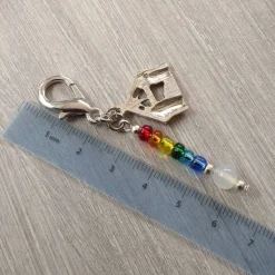 'Krippe to go' Anhänger mit bunten Rocailles  – handlicher Krippenstall aus Metall