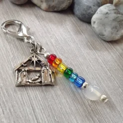 'Krippe to go' Anhänger mit bunten Rocailles  – handlicher Krippenstall aus Metall