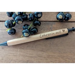 Kugelschreiber aus Holz graviert mit Namen – personalisierter Kuli als Geschenk für Lehrer & Erzieher
