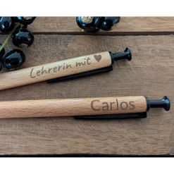 Kugelschreiber aus Holz graviert mit Namen – personalisierter Kuli als Geschenk für Lehrer & Erzieher