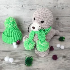 Kuschelige Robbe – Handgemachtes Plüschtier, 21 cm hoch, beige & neongrün, abnehmbare Accessoires