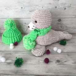 Kuschelige Robbe – Handgemachtes Plüschtier, 21 cm hoch, beige & neongrün, abnehmbare Accessoires