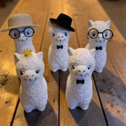 Lama aus Raysin mit Accessoires - niedliche Dekoration oder kleines Geschenk