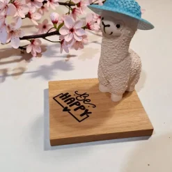 Lama aus Raysin mit Hut  – Geschenk mit Spruch auf Holz