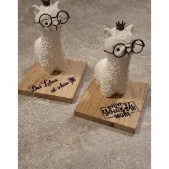 Lama aus Raysin mit Krone & Brille – Geschenk mit Spruch auf Holz