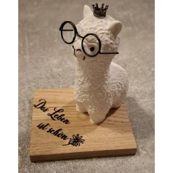Lama aus Raysin mit Krone & Brille – Geschenk mit Spruch auf Holz