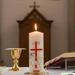 Lamm der Hoffnung – Handverzierte christliche Osterkerze mit Christuslamm, Kreuz & Alpha/Omega, Echtwachskunst