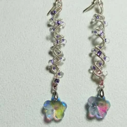 Lange funkelnde Ohrringe mit Blüte lila pastell handmade Spiralperle silberfarben Brautschmuck