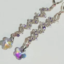 Lange funkelnde Ohrringe mit Blüte lila pastell handmade Spiralperle silberfarben Brautschmuck